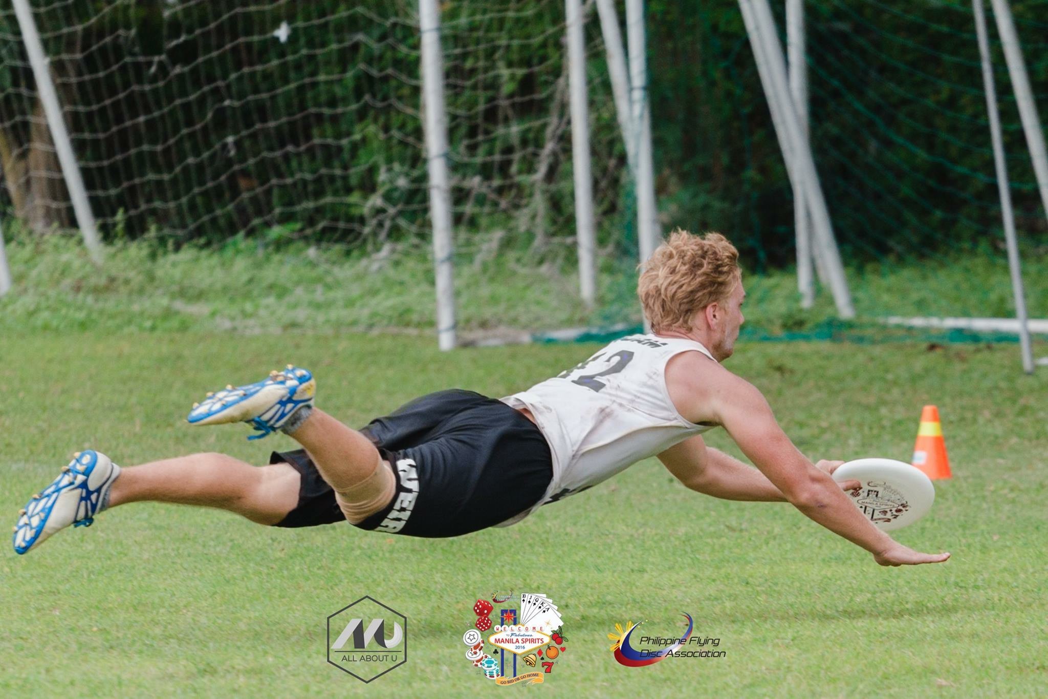 Open field frisbee layout moment